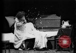 Image Girls in White robes de nuit ayant une bataille d'oreillers United States USA, 1893, de la seconde 13 séquences d'archives historiques vidéo 65675071525