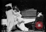 Image Girls in White robes de nuit ayant une bataille d'oreillers United States USA, 1893, de la seconde 18 séquences d'archives historiques vidéo 65675071525