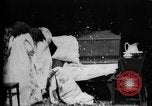 Image Girls in White robes de nuit ayant une bataille d'oreillers United States USA, 1893, de la seconde 23 séquences d'archives historiques vidéo 65675071525