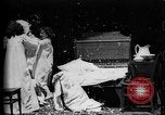Image Girls in White robes de nuit ayant une bataille d'oreillers United States USA, 1893, de la seconde 24 séquences d'archives historiques vidéo 65675071525