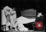 Image Girls in White robes de nuit ayant une bataille d'oreillers United States USA, 1893, de la seconde 25 séquences d'archives historiques vidéo 65675071525
