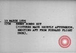 Standbild USS Franklin CV-13 von japanischen Bomben getroffen Pazifik, 1945, aus Sekunde 4 historischem Filmmaterial Videoclip 65675071580