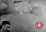 Standbild USS Franklin CV-13 von japanischen Bomben getroffen Pazifik, 1945, aus Sekunde 13 historischem Filmmaterial Videoclip 65675071580