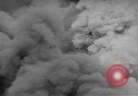 Standbild USS Franklin CV-13 von japanischen Bomben getroffen Pazifik, 1945, aus Sekunde 15 historischem Filmmaterial Videoclip 65675071580