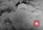 Standbild USS Franklin CV-13 von japanischen Bomben getroffen Pazifik, 1945, aus Sekunde 16 historischem Filmmaterial Videoclip 65675071580