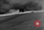 Standbild USS Franklin CV-13 von japanischen Bomben getroffen Pazifik, 1945, aus Sekunde 17 historischem Filmmaterial Videoclip 65675071580