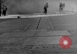 Standbild USS Franklin CV-13 von japanischen Bomben getroffen Pazifik, 1945, aus Sekunde 18 historischem Filmmaterial Videoclip 65675071580