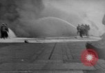 Standbild USS Franklin CV-13 von japanischen Bomben getroffen Pazifik, 1945, aus Sekunde 20 historischem Filmmaterial Videoclip 65675071580