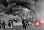 Standbild USS Franklin CV-13 von japanischen Bomben getroffen Pazifik, 1945, aus Sekunde 27 historischem Filmmaterial Videoclip 65675071580