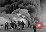 Standbild USS Franklin CV-13 von japanischen Bomben getroffen Pazifik, 1945, aus Sekunde 29 historischem Filmmaterial Videoclip 65675071580