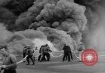 Standbild USS Franklin CV-13 von japanischen Bomben getroffen Pazifik, 1945, aus Sekunde 32 historischem Filmmaterial Videoclip 65675071580