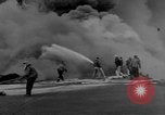 Standbild USS Franklin CV-13 von japanischen Bomben getroffen Pazifik, 1945, aus Sekunde 33 historischem Filmmaterial Videoclip 65675071580