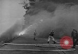 Standbild USS Franklin CV-13 von japanischen Bomben getroffen Pazifik, 1945, aus Sekunde 36 historischem Filmmaterial Videoclip 65675071580