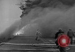 Standbild USS Franklin CV-13 von japanischen Bomben getroffen Pazifik, 1945, aus Sekunde 37 historischem Filmmaterial Videoclip 65675071580
