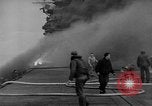 Standbild USS Franklin CV-13 von japanischen Bomben getroffen Pazifik, 1945, aus Sekunde 38 historischem Filmmaterial Videoclip 65675071580