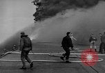 Standbild USS Franklin CV-13 von japanischen Bomben getroffen Pazifik, 1945, aus Sekunde 39 historischem Filmmaterial Videoclip 65675071580