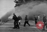 Standbild USS Franklin CV-13 von japanischen Bomben getroffen Pazifik, 1945, aus Sekunde 42 historischem Filmmaterial Videoclip 65675071580