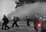 Standbild USS Franklin CV-13 von japanischen Bomben getroffen Pazifik, 1945, aus Sekunde 43 historischem Filmmaterial Videoclip 65675071580