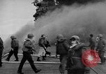Standbild USS Franklin CV-13 von japanischen Bomben getroffen Pazifik, 1945, aus Sekunde 44 historischem Filmmaterial Videoclip 65675071580