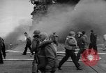 Standbild USS Franklin CV-13 von japanischen Bomben getroffen Pazifik, 1945, aus Sekunde 45 historischem Filmmaterial Videoclip 65675071580
