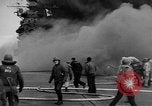 Standbild USS Franklin CV-13 von japanischen Bomben getroffen Pazifik, 1945, aus Sekunde 46 historischem Filmmaterial Videoclip 65675071580