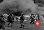 Standbild USS Franklin CV-13 von japanischen Bomben getroffen Pazifik, 1945, aus Sekunde 53 historischem Filmmaterial Videoclip 65675071580