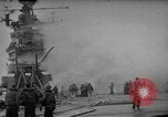 Standbild USS Franklin CV-13 von japanischen Bomben getroffen Pazifik, 1945, aus Sekunde 56 historischem Filmmaterial Videoclip 65675071580
