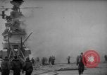 Standbild USS Franklin CV-13 von japanischen Bomben getroffen Pazifik, 1945, aus Sekunde 57 historischem Filmmaterial Videoclip 65675071580