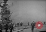 Standbild USS Franklin CV-13 von japanischen Bomben getroffen Pazifik, 1945, aus Sekunde 58 historischem Filmmaterial Videoclip 65675071580