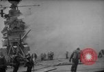 Standbild USS Franklin CV-13 von japanischen Bomben getroffen Pazifik, 1945, aus Sekunde 59 historischem Filmmaterial Videoclip 65675071580