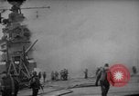 Standbild USS Franklin CV-13 von japanischen Bomben getroffen Pazifik, 1945, aus Sekunde 60 historischem Filmmaterial Videoclip 65675071580