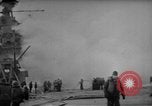 Standbild USS Franklin CV-13 von japanischen Bomben getroffen Pazifik, 1945, aus Sekunde 61 historischem Filmmaterial Videoclip 65675071580
