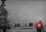 Standbild USS Franklin CV-13 von japanischen Bomben getroffen Pazifik, 1945, aus Sekunde 62 historischem Filmmaterial Videoclip 65675071580