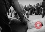 Standbild Bombardierung der USS Franklin Pazifik, 1945, aus Sekunde 34 historischem Filmmaterial Videoclip 65675071581