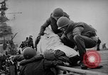 Standbild Bombardierung der USS Franklin Pazifik, 1945, aus Sekunde 47 historischem Filmmaterial Videoclip 65675071581