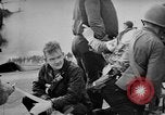 Standbild Bombardierung der USS Franklin Pazifik, 1945, aus Sekunde 57 historischem Filmmaterial Videoclip 65675071581