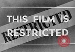 Standbild Walkie-Talkie- United States USA, 1943, aus Sekunde 5 historischem Filmmaterial Videoclip 65675071596