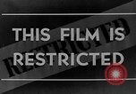 Standbild Walkie-Talkie- United States USA, 1943, aus Sekunde 7 historischem Filmmaterial Videoclip 65675071596