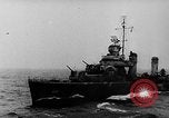 Standbild Walkie-Talkie- United States USA, 1943, aus Sekunde 43 historischem Filmmaterial Videoclip 65675071596