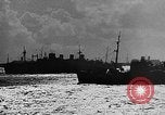 Standbild Walkie-Talkie- United States USA, 1943, aus Sekunde 46 historischem Filmmaterial Videoclip 65675071596