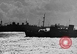 Standbild Walkie-Talkie- United States USA, 1943, aus Sekunde 47 historischem Filmmaterial Videoclip 65675071596