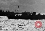 Standbild Walkie-Talkie- United States USA, 1943, aus Sekunde 48 historischem Filmmaterial Videoclip 65675071596