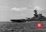 Standbild Walkie-Talkie- United States USA, 1943, aus Sekunde 56 historischem Filmmaterial Videoclip 65675071596