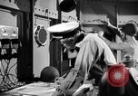 Standbild Walkie-Talkie- United States USA, 1943, aus Sekunde 62 historischem Filmmaterial Videoclip 65675071596