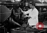 Standbild Kaugummi United States USA, 1919, aus Sekunde 18 historischem Filmmaterial Videoclip 65675071646