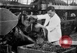 Standbild Kaugummi United States USA, 1919, aus Sekunde 20 historischem Filmmaterial Videoclip 65675071646