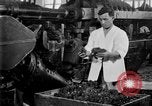 Standbild Kaugummi United States USA, 1919, aus Sekunde 23 historischem Filmmaterial Videoclip 65675071646