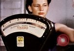 Standbild Ernte Hühner Früchte und vegatables United States USA, 1956, aus Sekunde 12 historischem Filmmaterial Videoclip 65675071652