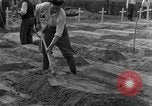 Image termine tombes Allemagne, 1945, de la seconde 20 séquences d'archives historiques vidéo 65675071657