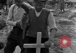 Image termine tombes Allemagne, 1945, de la seconde 41 séquences d'archives historiques vidéo 65675071657